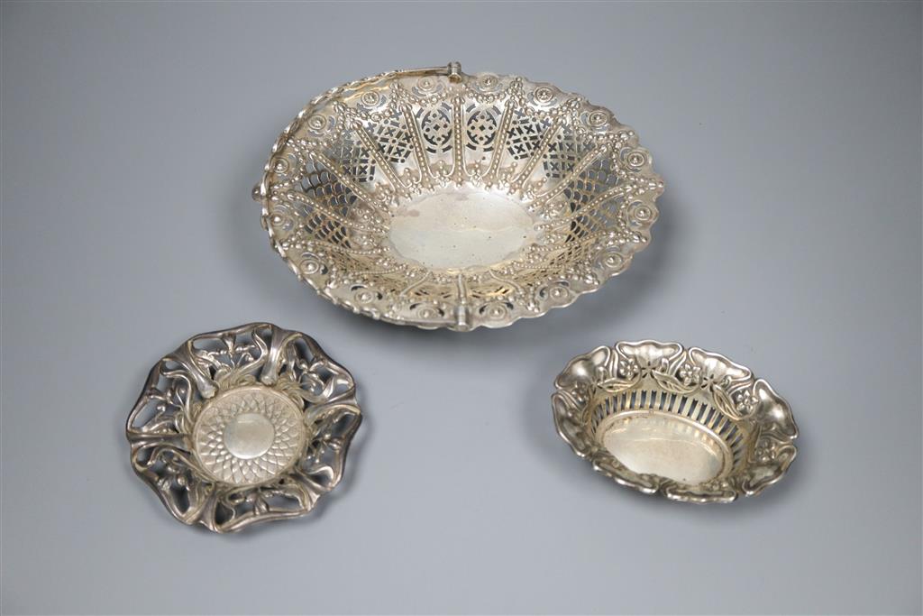 A Victorian pierced silver bonbon basket and a two later small pierced silver dishes, 8oz.
